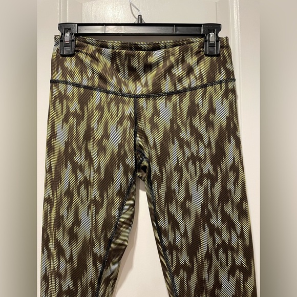 Lululemon Camouflage Patterned Leggings size 6 - Picture 2 of 3